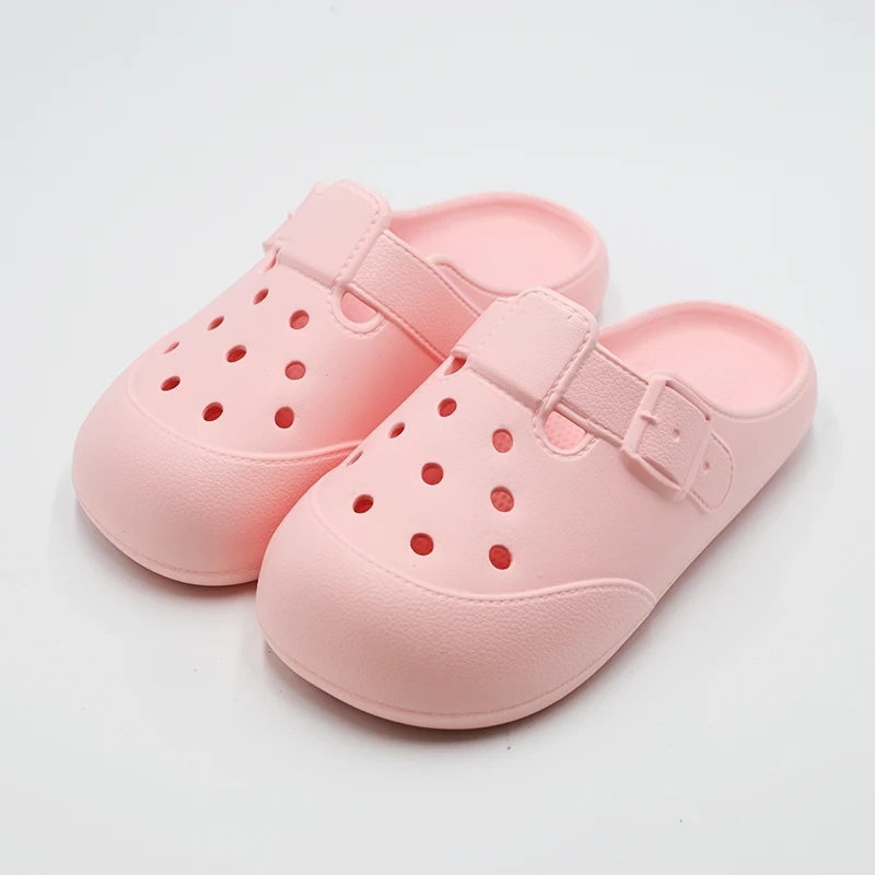 Γιατί οι παντόφλες με τρύπες γίνονται τα υποδήματα που πρέπει να έχετε για άνεση και στυλ;