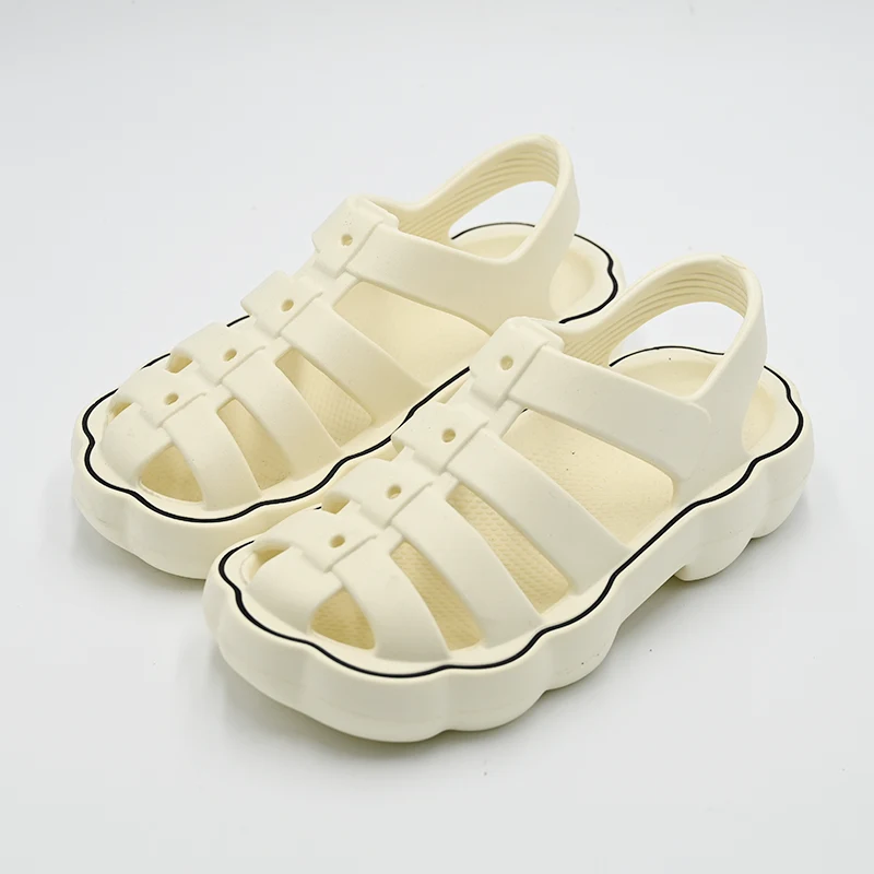 Γιατί οι ρωμαϊκές παντόφλες γίνονται η τάση στα υποδήματα για την οποία όλοι μιλούν;